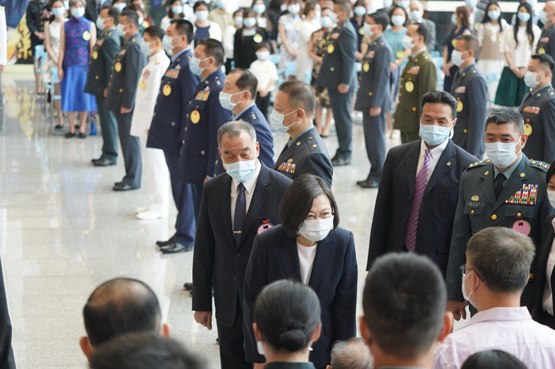 總統蔡英文（前中）28日上午在國防部長邱國正（中左）陪同下，出席「111年上半年陸海空軍晉任將官勗勉典禮」，向晉升將官的家屬致意。 (圖：中央社)
