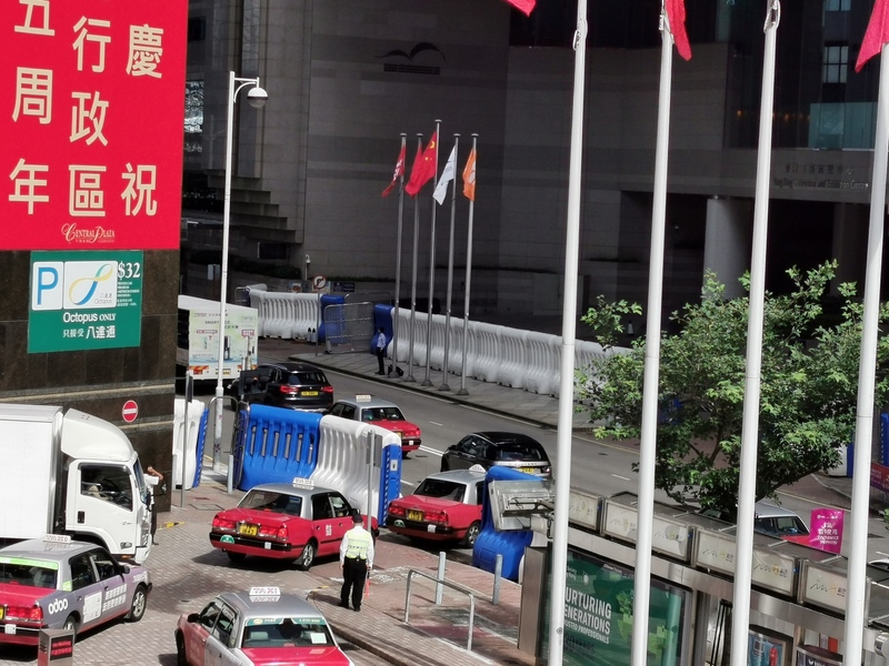 香港回歸25週年慶典舉行在即，中國國家主席習近平將出席。圖為慶典舉辦場地會展一帶，警方放置了大量水馬（灌水障礙物），以防衝擊。 (圖：中央社)