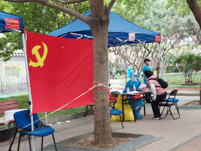 中國堅持疫情動態清零，造成人道危機，甚至對經濟、財政及民生帶來崩盤的危機。圖為北京一處核酸檢測點。 (圖：中央社資料照片)