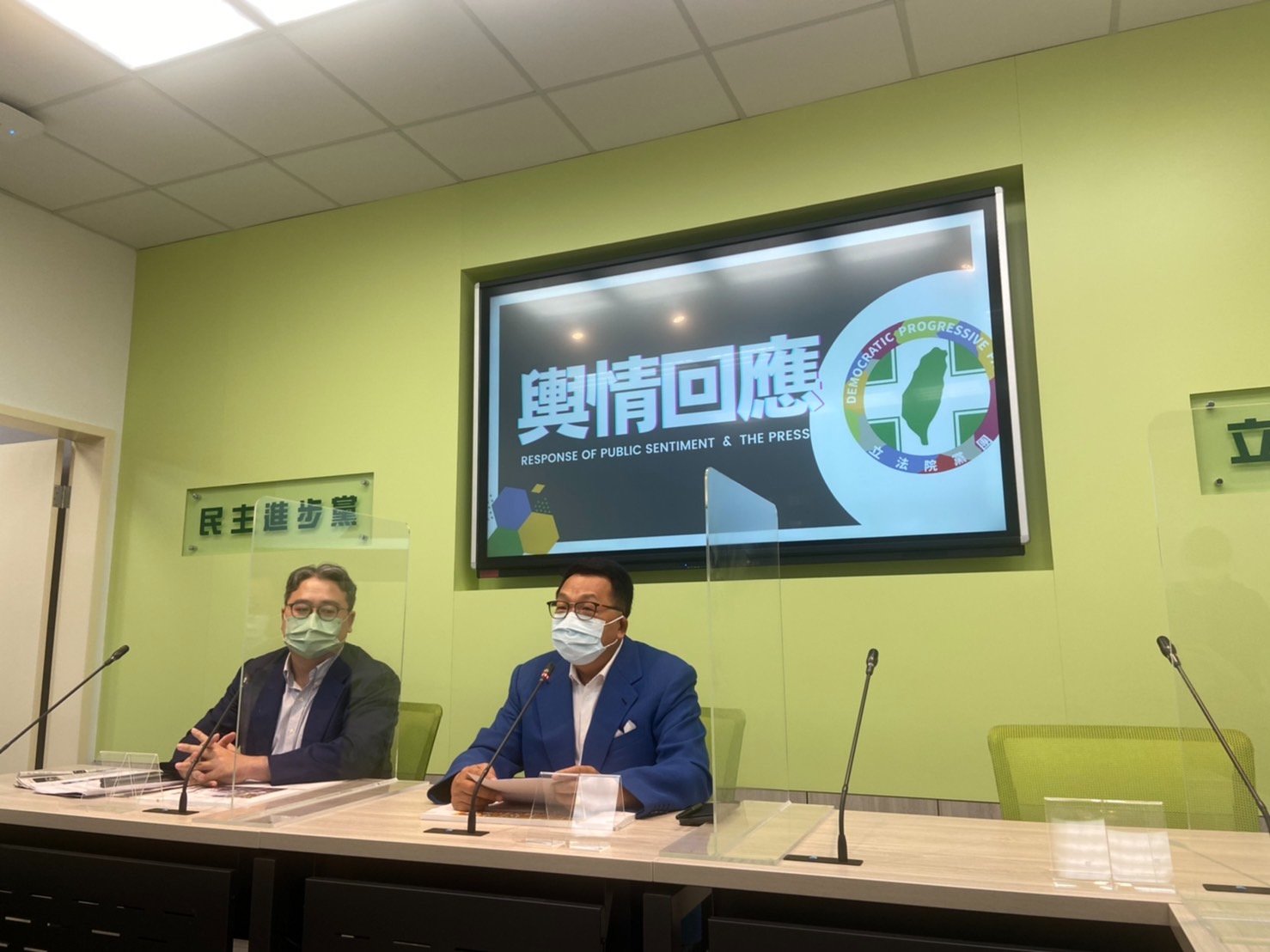 針對國民黨國際部主任黃介正提及美國所用的名詞「國際水域」在國際海洋法上站不住腳引發輿論，民進黨團副幹事長黃世杰（左）29日召開輿情回應記者會。（劉玉秋攝）