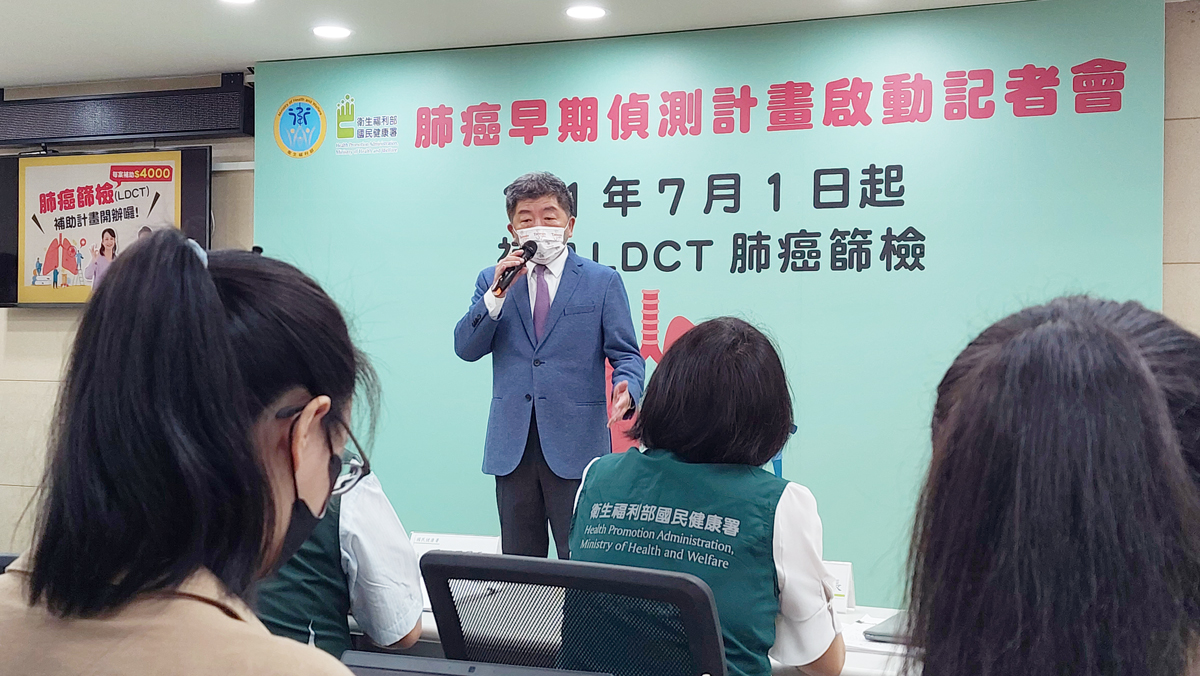 衛福部長陳時中29日出席國健署活動，並接受媒體訪問。(劉品希 攝)