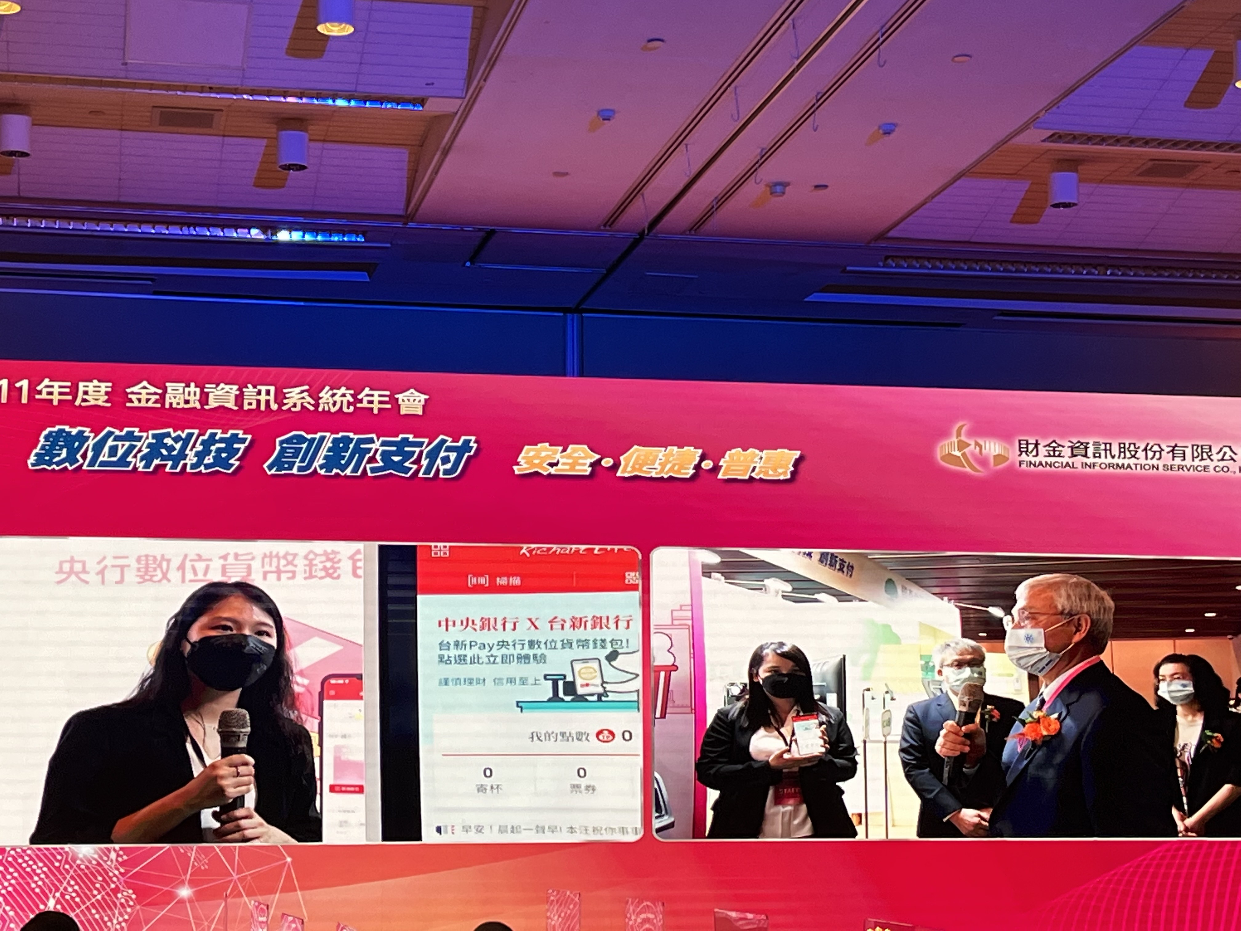 央行總裁楊金龍體驗透過銀行自動櫃員機(ATM)，如何開戶、儲值、提款央行數位貨幣並使用數位貨幣於商店使用。(圖／陳林幸虹 攝)