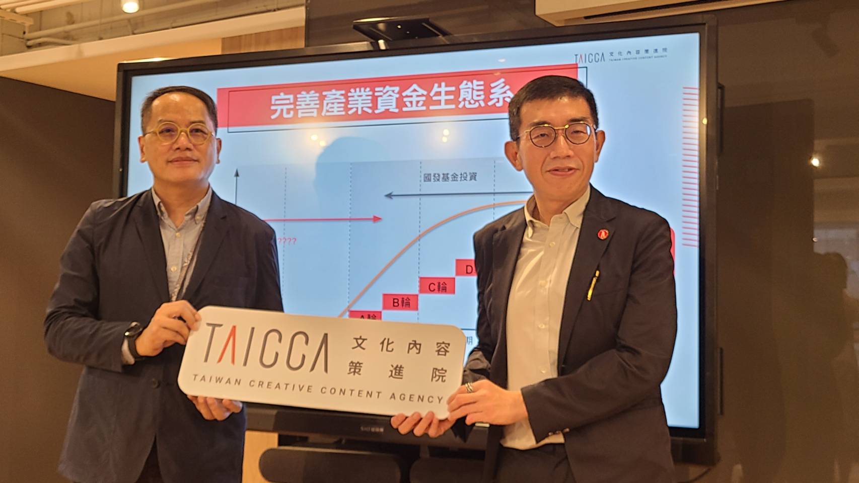 文策院新任董事長彭俊亨(左)與文策院院長李明哲(右)29日舉辦媒體茶敘，由李明哲說明文策院未來政策方向。(江昭倫 攝)