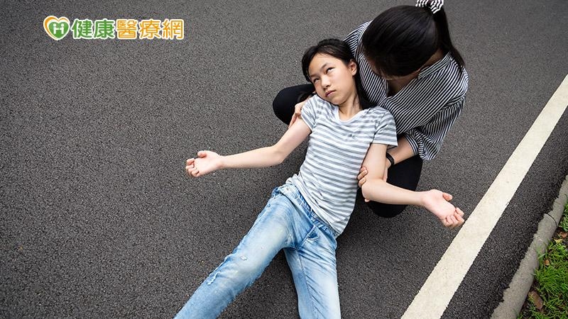 林聖皇醫師建議，先讓病人「側躺」在地上，避免被口水嗆到，也讓呼吸道暢通，若發作時間超過兩分鐘，就要趕緊叫救護車送醫。(圖：健康醫療網 提供)