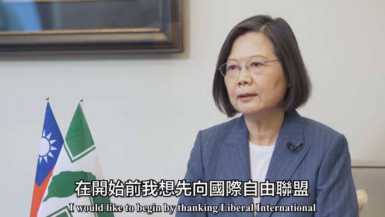 民進黨主席蔡英文30日受邀於國際自由聯盟(Liberal International, LI)大會開幕式，透過預錄影片致詞。(圖擷自民進黨臉書)