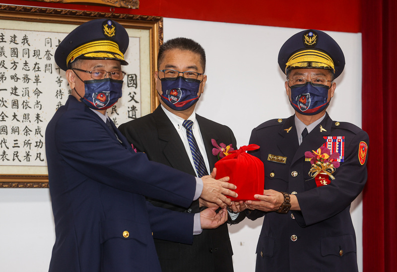 警政署前署長陳家欽(左)日前表示，內政部長徐國勇(中)介入警政人事，是他離職主因。圖為日前交接典禮，右為新任警政署長黃明昭。(圖：中央社)