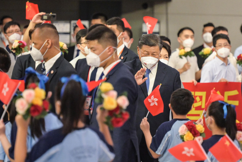 中國國家主席習近平30日搭乘高鐵抵港視察，圖為習近平在香港高鐵西九龍站內向迎接小學生揮手。（港府新聞處提供） (圖：中央社)