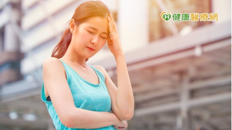 一般常見的熱傷害，包括：熱痙攣、熱衰竭、中暑等，其中又以中暑最為嚴重，若處理不當，會導致器官衰竭，甚至死亡，而且死亡率超過30%。(圖：健康醫療網 提供)