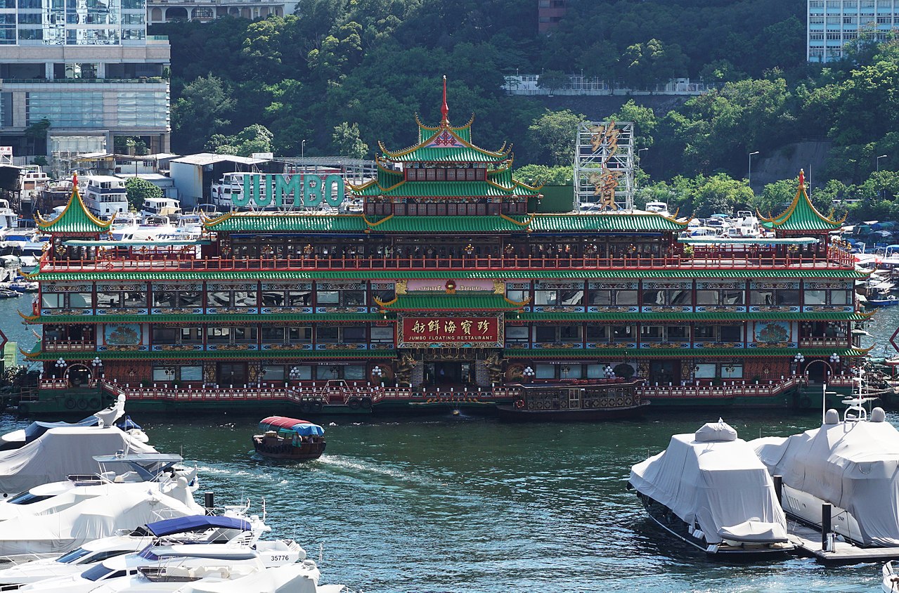 曾經承載著香港昔日光輝歲月的珍寶海鮮舫，晚歲時慘淪為廢棄物，也象徵著香港黃金時代的終結。(圖：維基百科)