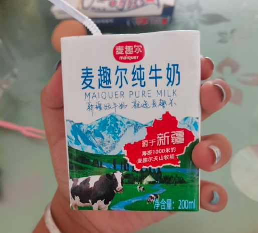 中國麥趣爾純牛奶遭爆檢出丙二醇。（微博)