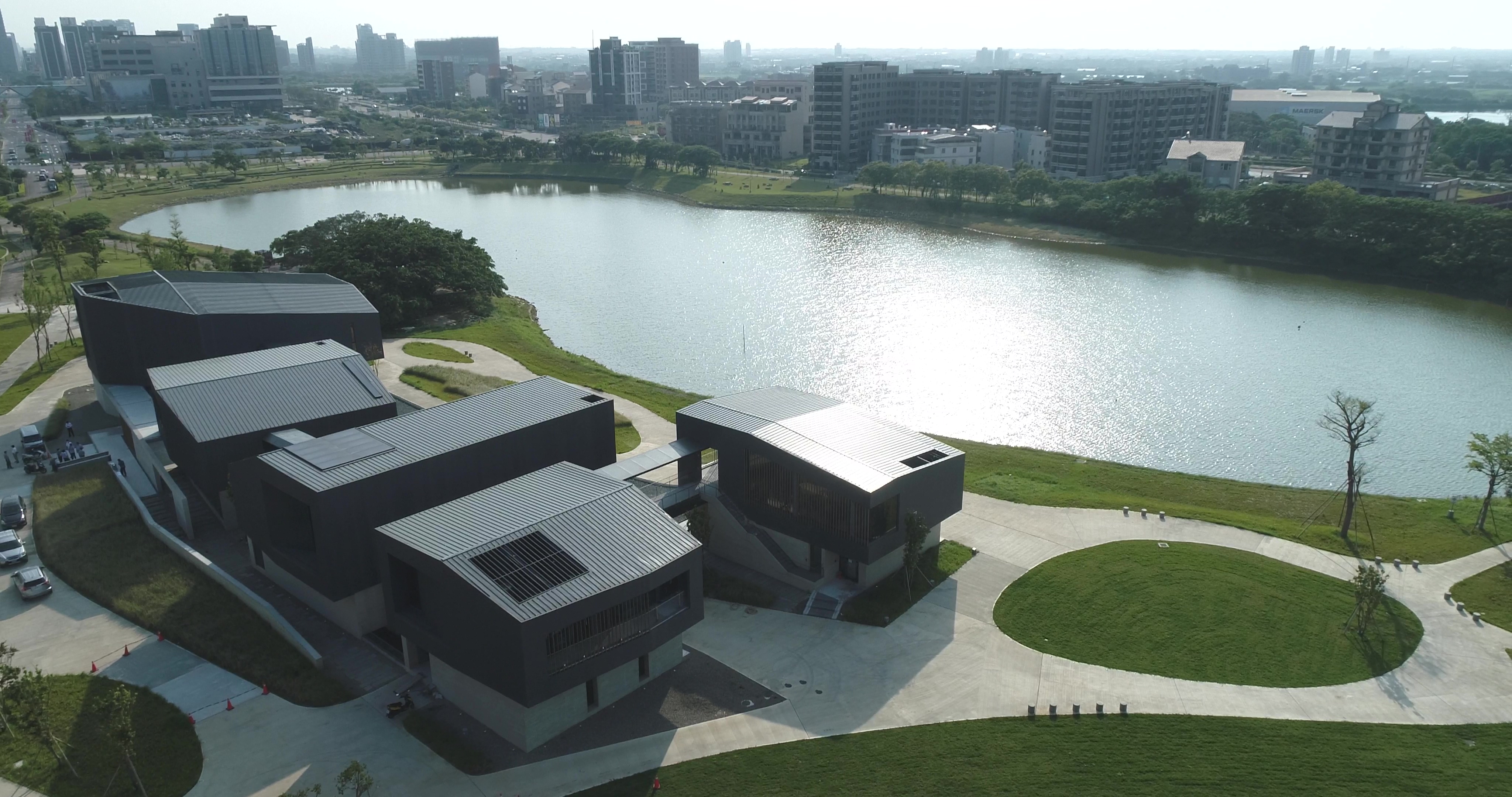 建築師潘天壹打造的橫山書法藝術館，以墨池、硯台意象打造主體建築，近日更獲得有「建築界奧斯卡獎」美稱的「全球卓越建設獎」金獎肯定。(橫山書法藝術館、 原間影像工作室提供)