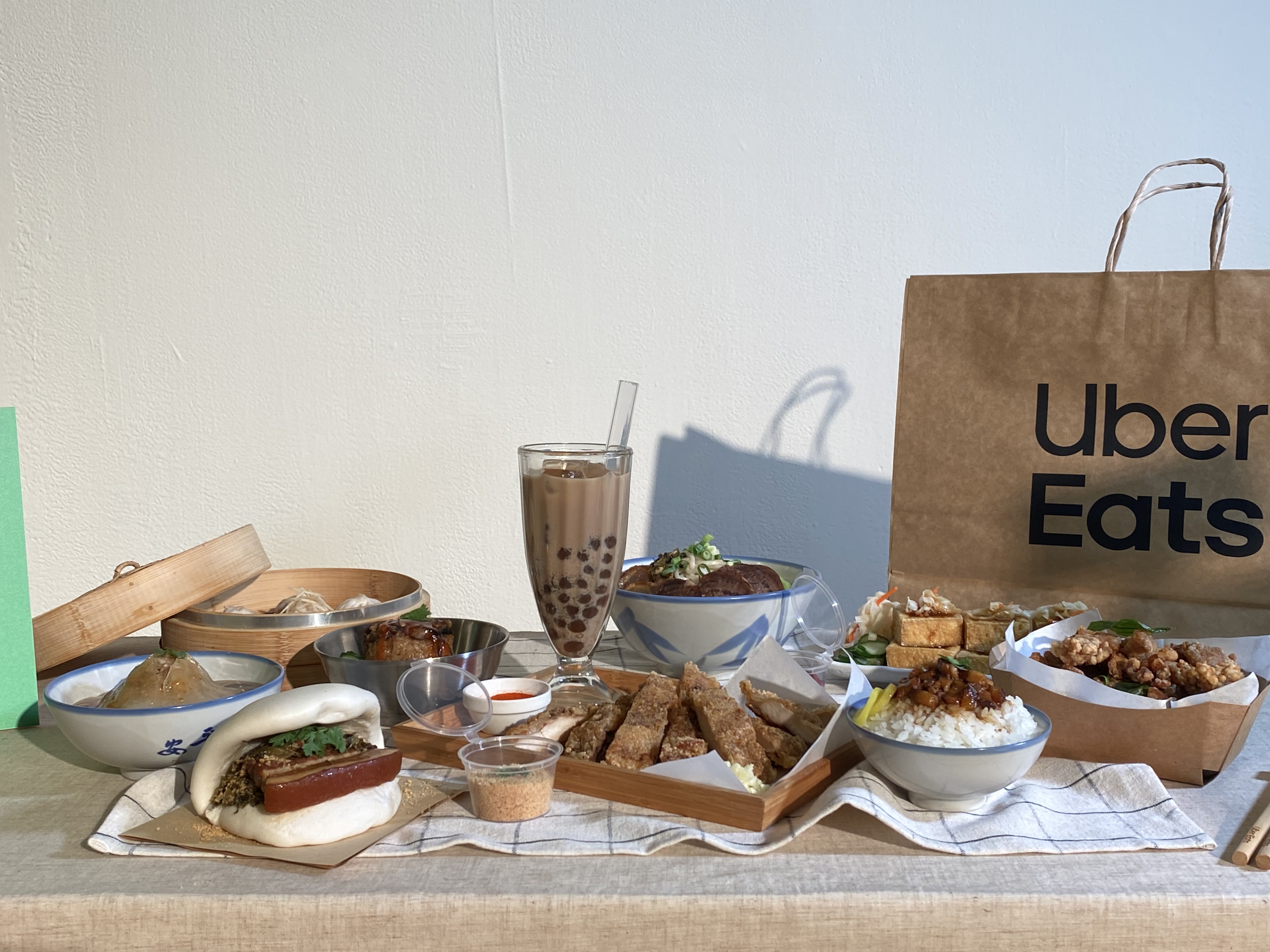 Uber Eats首度透露平台上前10大最受歡迎的台式美味，包括臭豆腐、牛肉麵、珍珠奶茶、滷肉飯、肉圓、小籠包、雞排、鹹酥雞、米糕、刈包。(吳琍君攝)