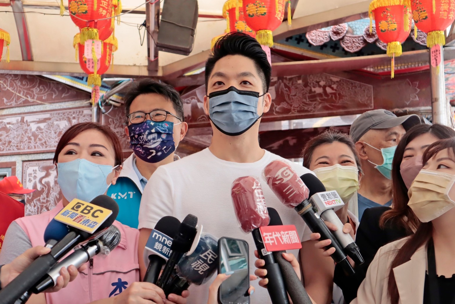 對於民進黨「捧黃抑蔣」策略，國民黨台北市長參選人蔣萬安(中)提醒民進黨別忘了「養老鼠咬布袋」的教訓。(蔣萬安辦公室提供)