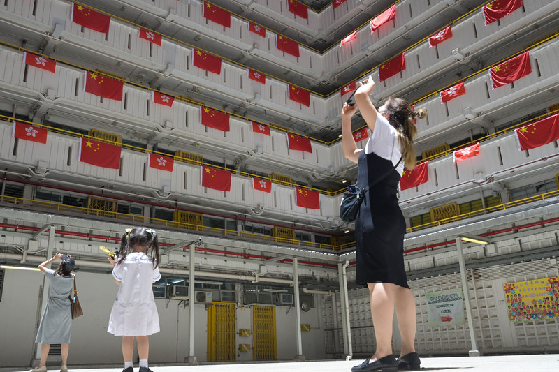 香港主權移交25週年，圖為6月25日懸掛中國五星旗和香港特區洋紫荊旗的坪石(村)。（圖：中通社提供／中央社)