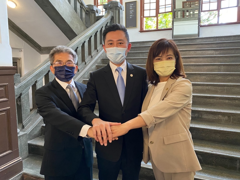 新竹市長林智堅(中)7月8日將辭職，投入競選桃園市長，行政院核定新竹市政府秘書長陳章賢（左）代理市長職務；新竹市副市長沈慧虹（右）則於3日辭職，投入新竹市長選舉。 (資料照片/中央社)