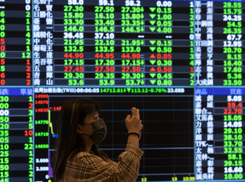 台股1日上演恐慌性殺盤，台積電持續破底，終場重挫482.65點，收在14343.08點，續創2020年12月底以來波段低點。 (圖：中央社)