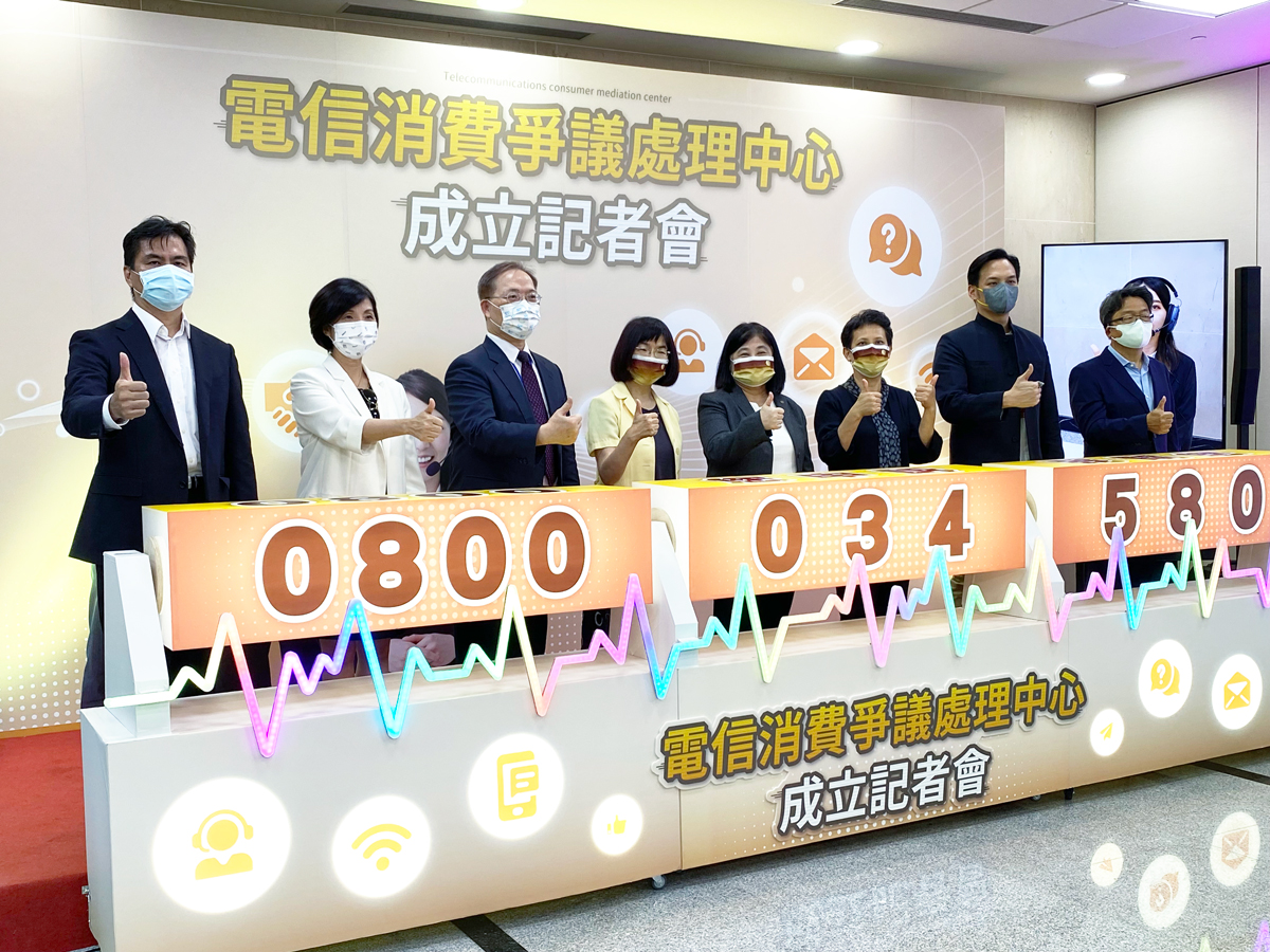 左起亞太電信董事長陳鵬、遠傳電信及新世紀資通總經理井琪、兼任台灣電信產業發展協會理事長的中華電信董事長謝繼茂，以及NCC委員林麗雲、孫雅麗、王維菁，還有台灣大哥大及台灣固網總經理林之晨、台灣之星總經理賴弦五，共同現身「電信消費爭議處理中心」成立記者會。(吳琍君攝)