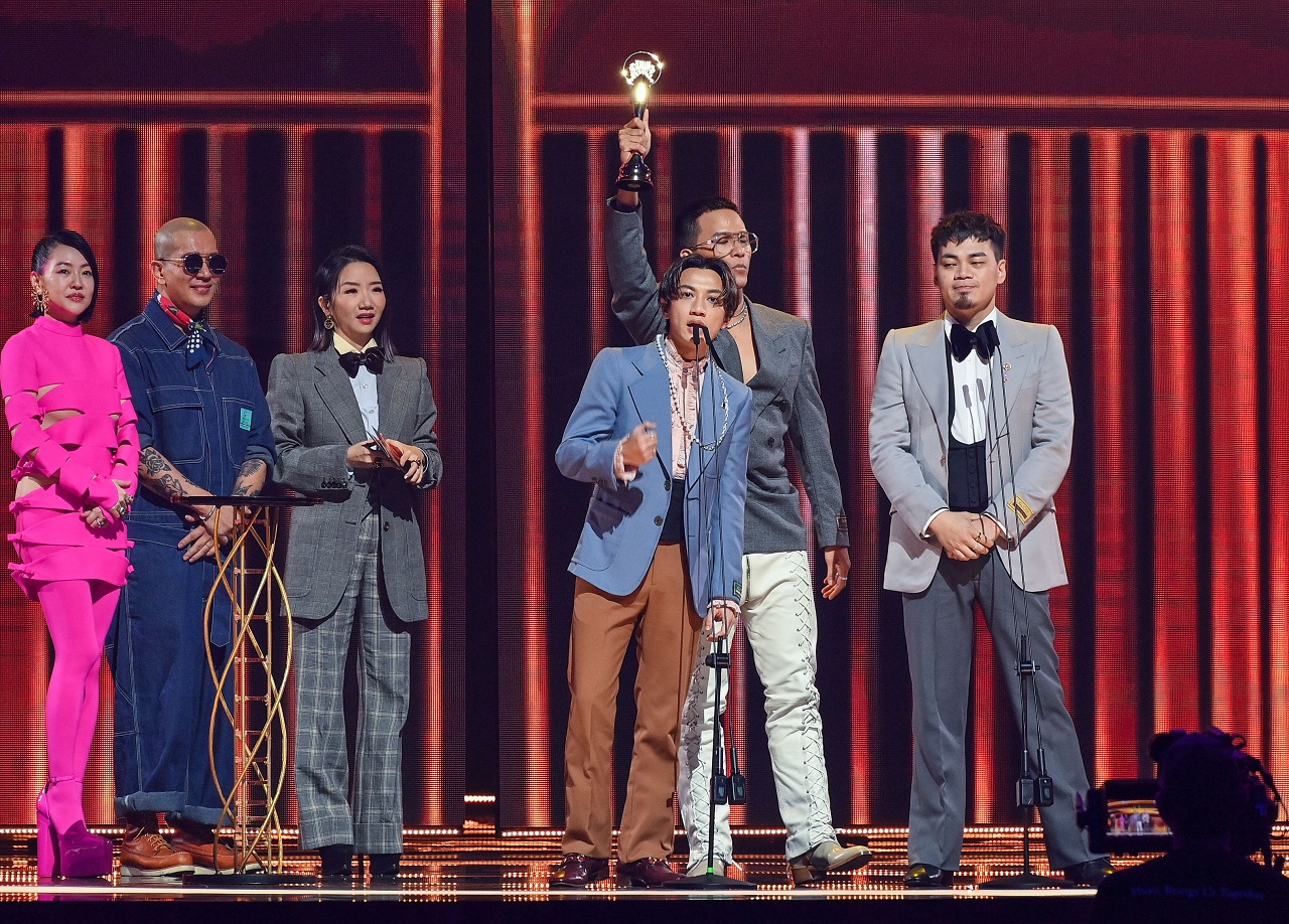 茄子蛋主唱的〈愛情你比我想的閣較偉大〉奪下第33屆金曲獎「年度歌曲獎」。(台視提供)