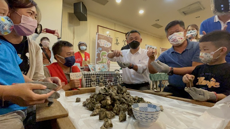 金門縣政長楊鎮浯（前右3）2日宣布2022親子嘉年華起跑。(圖：中央社)