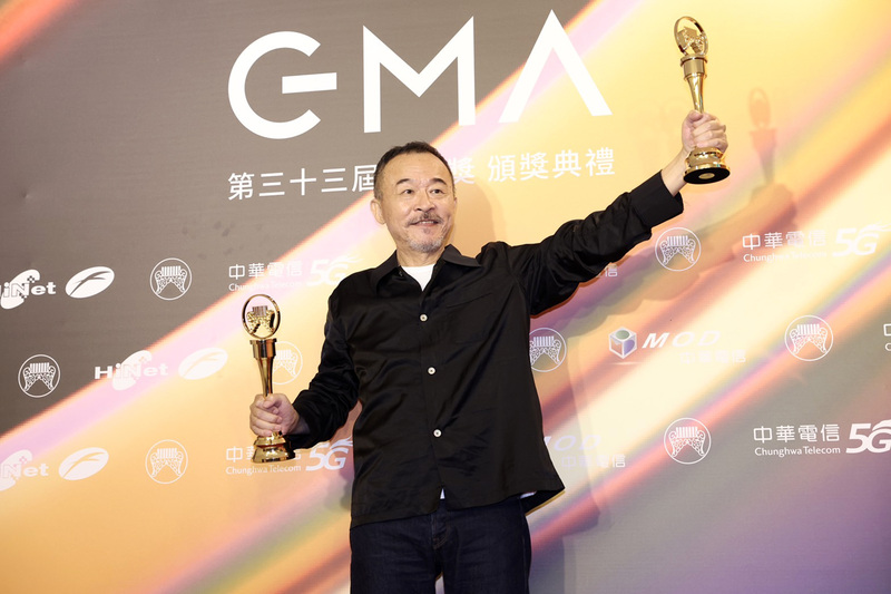 本屆最佳客語專輯獎由音樂人黃連煜獻唱的專輯「滅人山」拿下，隨後黃連煜再奪最佳客語歌手，他開心高舉雙獎座留影。(圖：中央社)