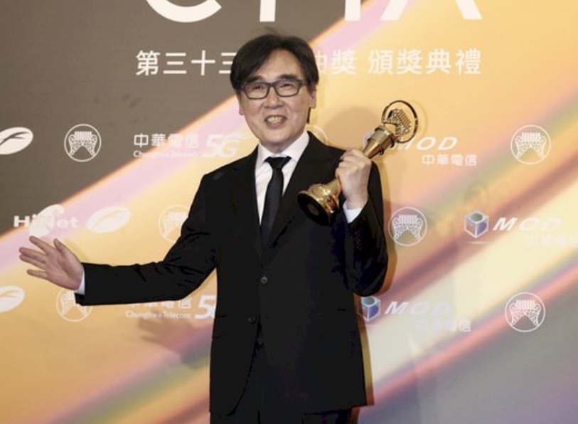 長期耕耘華語音樂的資深音樂人陳復明榮獲本屆特別貢獻獎，他親自出席盛會、開心領獎。(圖：中央社)