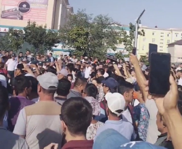 烏茲別克的卡拉卡爾帕克自治共和國發生罕見的公開抗議。(圖擷自推特)