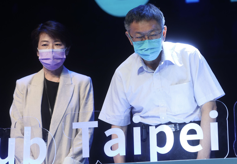 「台北市跨境電商產業發展中心」啟動記者會，4日由台北市長柯文哲（右）、副市長黃珊珊（左）共同主持啟動儀式，兩人並接受媒體訪問 。 (圖：中央社)