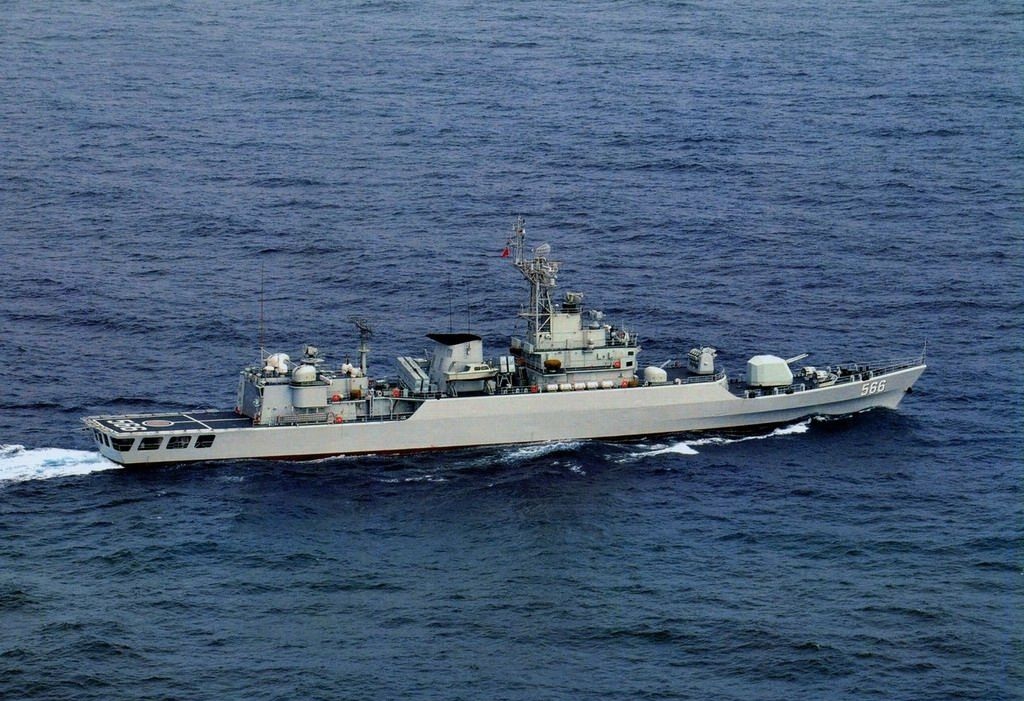中國海軍一艘飛彈護衛艦4日上午在爭議的釣魚台列嶼附近航行。(圖：moxing.net)