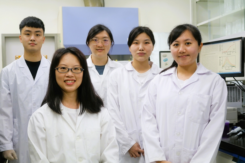 國立陽明交通大學生化暨分子生物研究所助理教授廖韋晴（前排左）帶領研發團隊製造出DNA水凝膠膠囊，未來有機會用於癌症檢測。(圖：中央社)