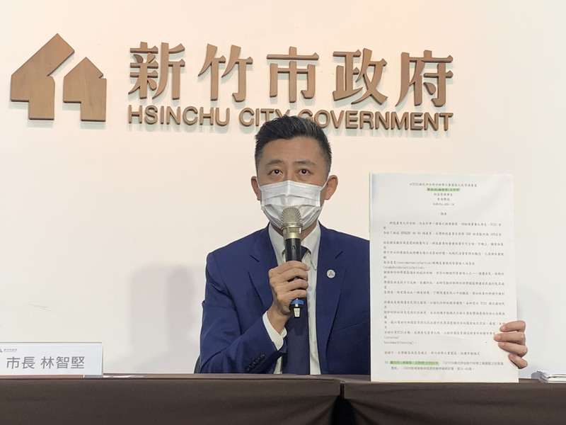 將參選桃園市長的新竹市長林智堅（圖）5日中午在新竹市政府舉行記者會表示，他與教授都曾澄清他的碩士論文「絕對沒問題」，嚴正譴責中國國民黨透過扭曲方式的抹黑「奧步」污辱他人格。 (圖：中央社)