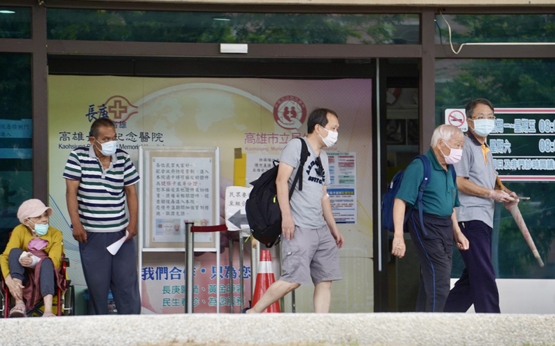 有專家呼籲解除醫院口罩令，中央流行疫情指揮中心發言人羅一鈞16日對此表示，短期不修改，但會定時討論。(資料照/圖：中央社)