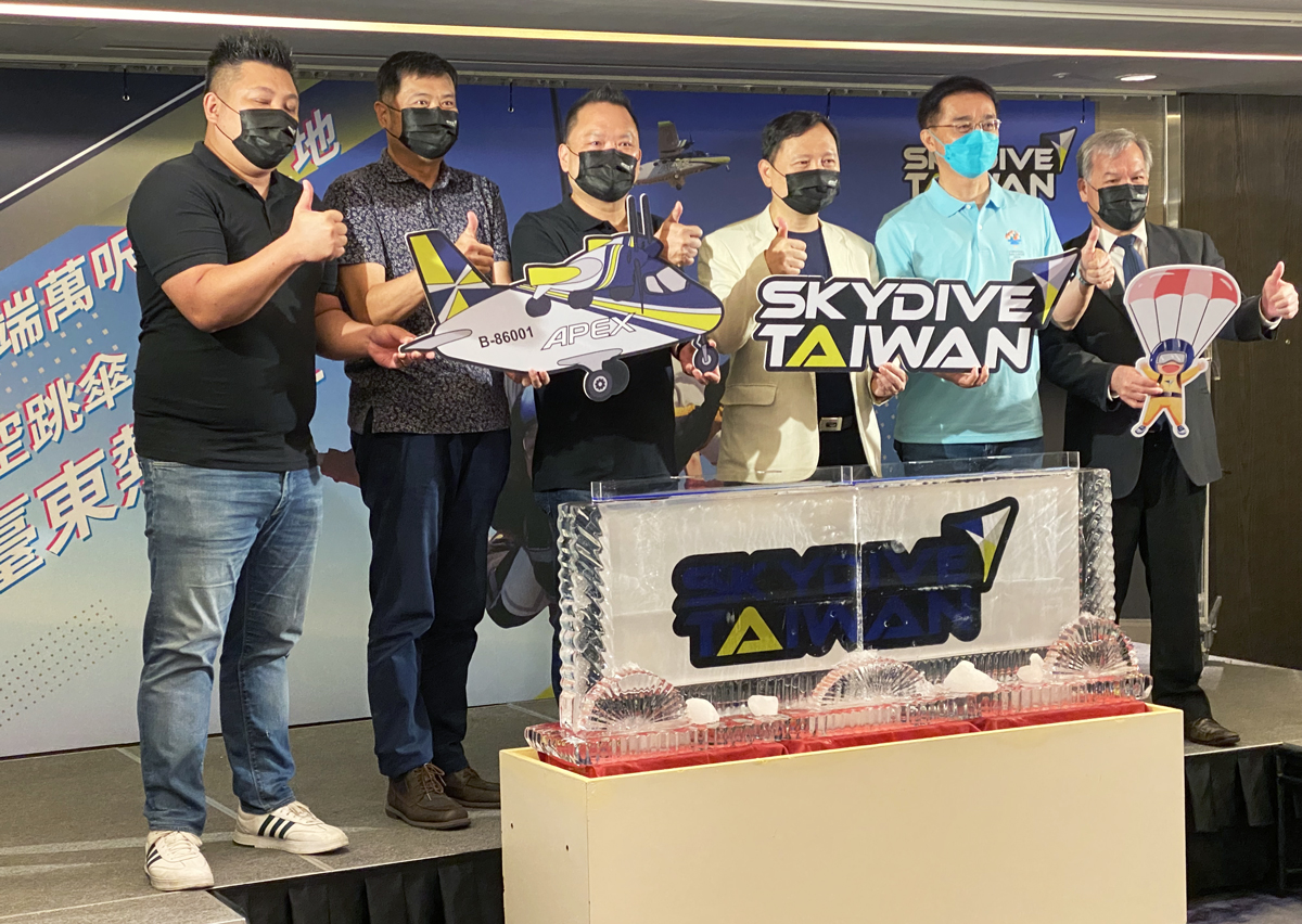 安捷航空董事長高健祐(中左)5日攜手台東縣副縣長王志輝(中右)及大專體總副會長曾慶裕(左二)等貴賓，為即將於7/16-7-25在台東登場的高空跳傘表演暨體驗活動舉行啟動儀式。(吳琍君攝)