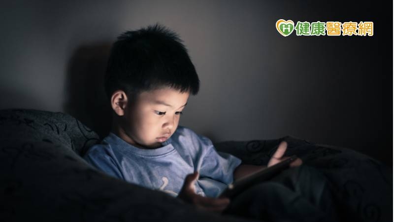 目前資訊網路與電腦手機普及，人手一機網路吃到飽，致每天沉迷於網路遊戲，除了影響學習動機外，也衍生諸多問題。(圖：健康醫療網 提供)