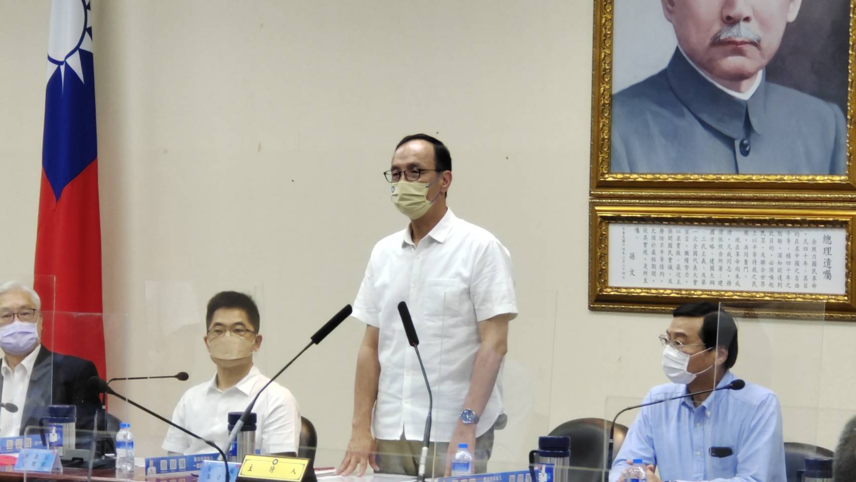 國民黨主席朱立倫表示，股市暴跌、物價上漲使民眾荷包縮水，但政府卻滿腦只有選舉。(王韋婷攝)