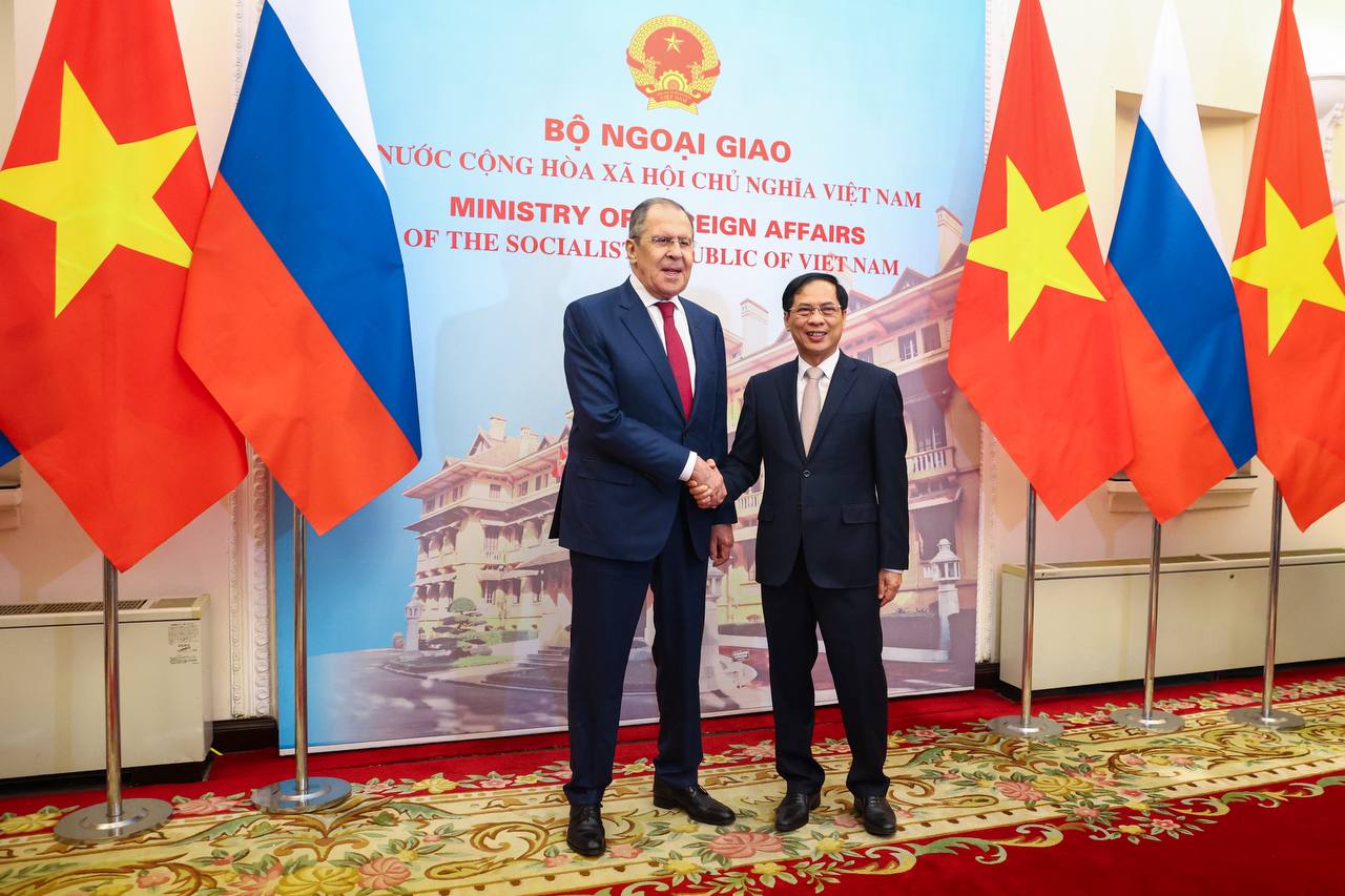 俄羅斯外交部長拉夫羅夫(Sergei Lavrov,左)6日在河內與越南外長裴青山(Bui Thanh Son)會談。 (圖:俄外交部推特)
