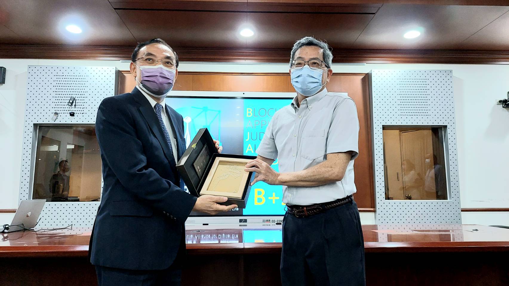 法務部長蔡清祥(左)、國網中心主任張朝亮共同宣布國網中心加入司法聯盟鏈。(歐陽夢萍 攝)