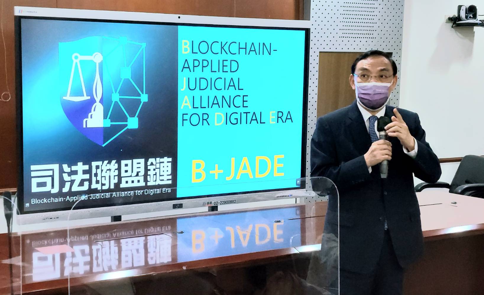 對於5名涉貪立委均遭判刑，法務部長蔡清祥6日出席「司法聯盟鏈」後受訪，肯定檢調人員的努力與辛勞。(歐陽夢萍 攝)