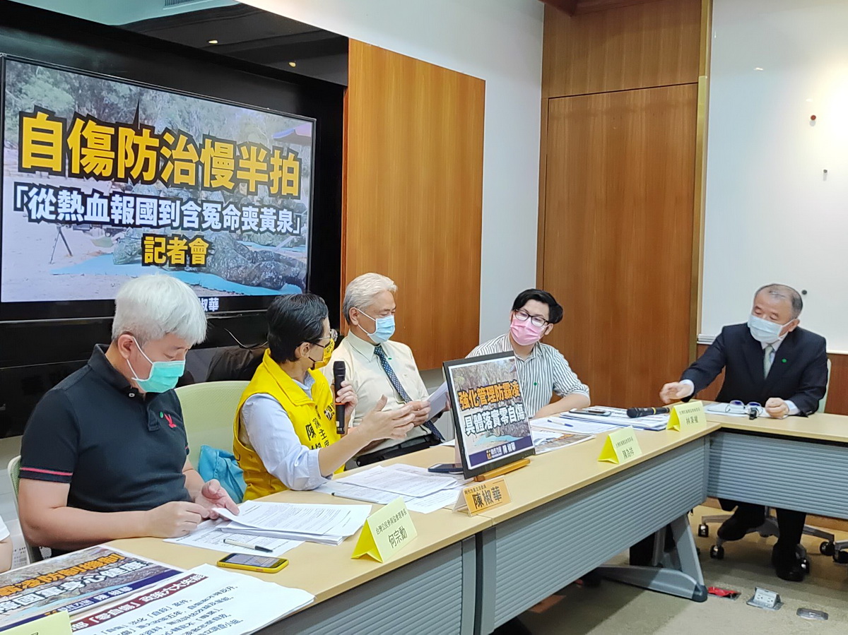 立委陳椒華(左二)與民間團體6日舉行記者會要求國防部強化軍中霸凌與自傷防治作為，國防部軍督處處長、少將胡瑞訓(右)表示，國防部都是開大門、走大路、勇於面對，遇到問題就解決問題 (央廣記者王照坤 攝)
