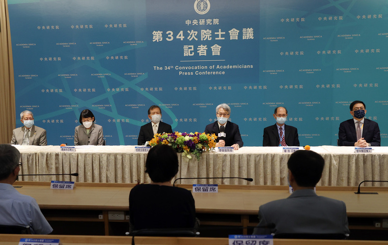 中研院7日舉行院士會議會後記者會，院長廖俊智（右3）公布新科院士，共19名學者專家當選，另有5人票數通過門檻，但國籍待確認。(圖：中央社)