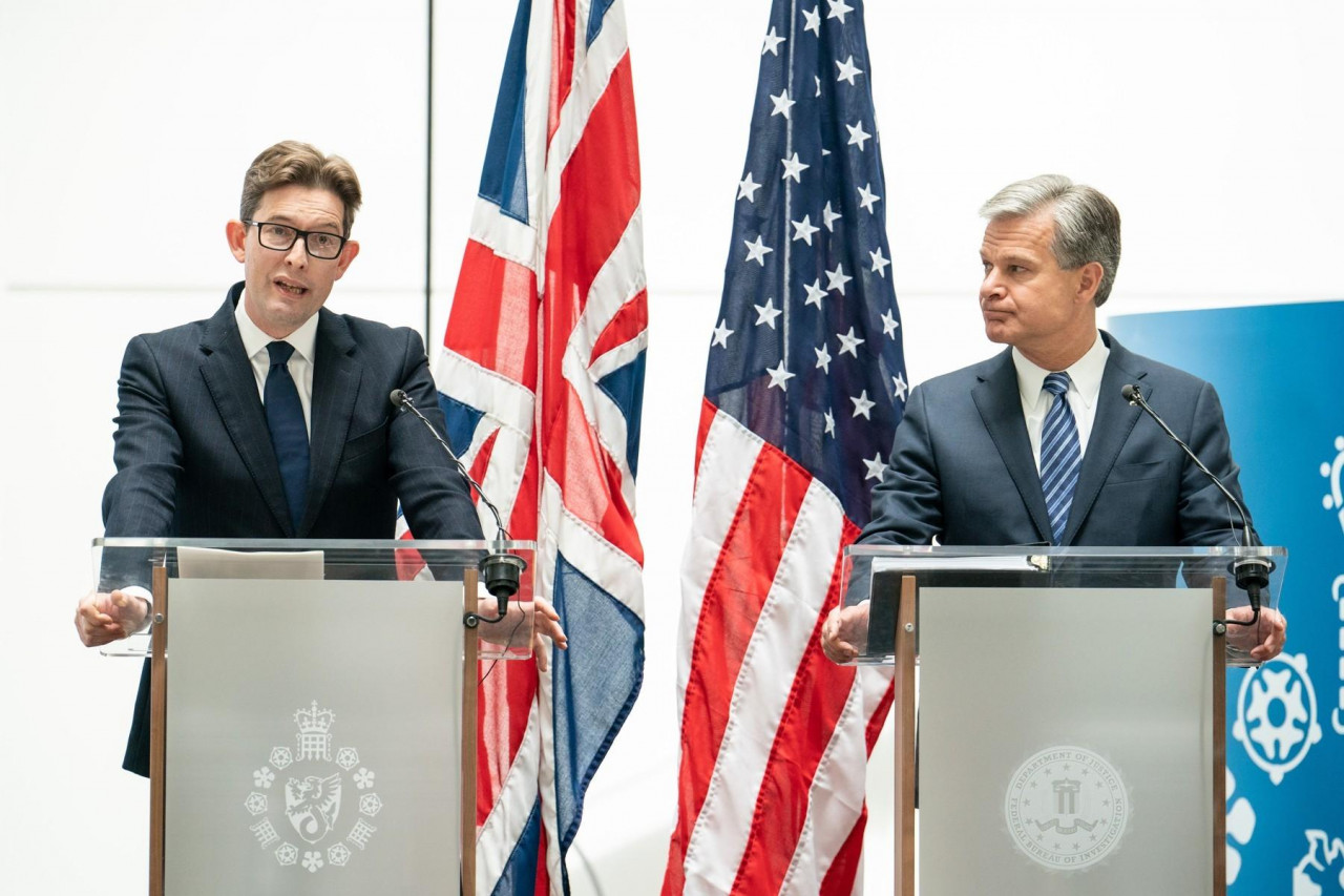 英國「軍情五處」(MI5)處長麥卡勒姆(Ken McCallum)、和美國聯邦調查局(FBI)局長瑞伊(Christopher Wray)6日罕見同台。 (圖:推特)