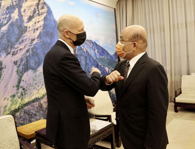 行政院長蘇貞昌（右）8日下午在行政院接見美國聯邦參議員史考特（Rick Scott）（左）等一行，兩人碰肘致意，蘇貞昌也歡迎他們來訪台灣。 (圖：中央社)