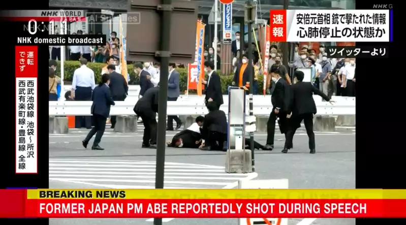 日本前首相安倍晉三遭槍擊，無生命跡象。圖為事發現場。(NHK)