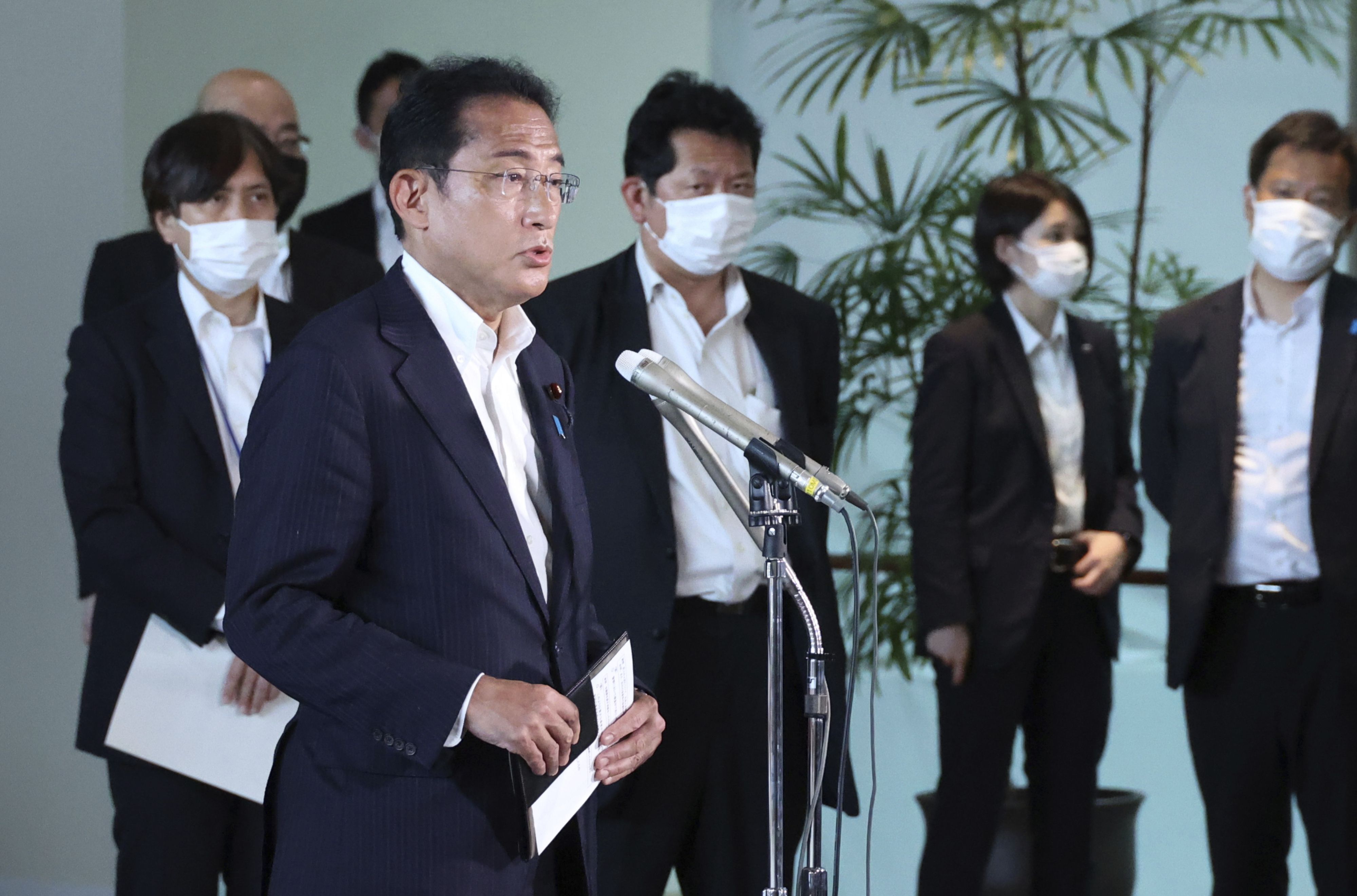 日本首相岸田文雄8日對媒體表示，前首相安倍晉三遭到槍擊，情況嚴重。(美聯社/達志影像)