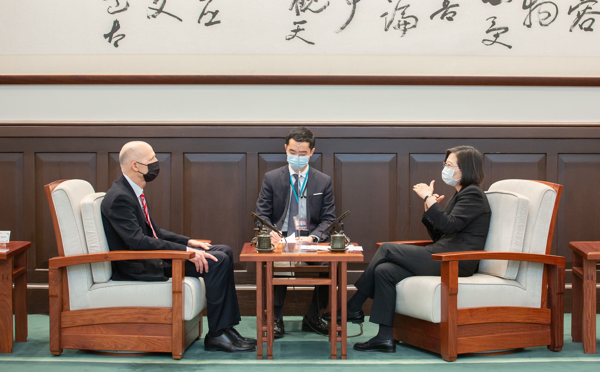 蔡英文總統8日上午接見來訪的美國聯邦參議員史考特(Rick Scott)一行。 (圖:總統府)