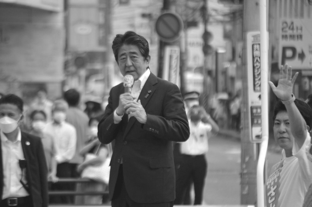 日本前首相安倍晉三8日在奈良市助選演講時遭槍擊後身亡。(美聯社/達志影像)