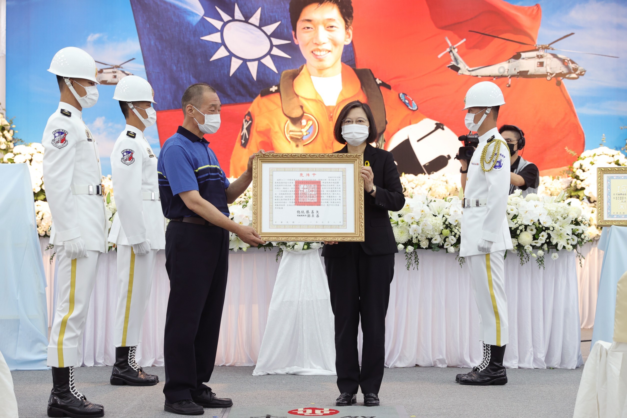 海軍墜機殉職士官長劉尚鈞告別式8日舉行，蔡英文總統親頒褒揚令。 (圖:總統府)