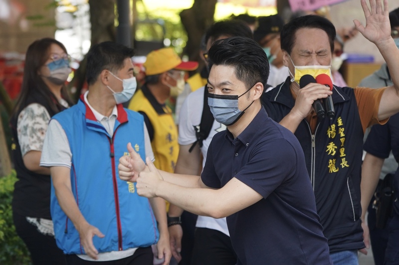 國民黨台北市長參選人蔣萬安（前中）9日上午出席台北市大同區至聖里敬老助學育兒金發放活動，向現場民眾比讚致意。 (圖：中央社)