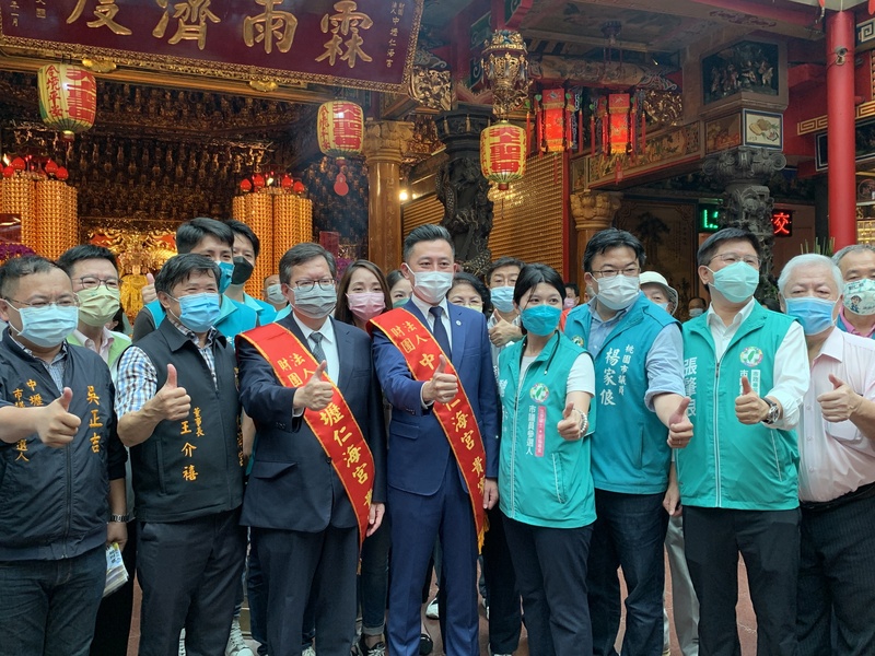 民進黨桃園市長參選人林智堅(前排左四)9日上午在桃園市長鄭文燦(前排左三)的陪同下，前往中壢仁海宮參香祈福。(圖：中央社)