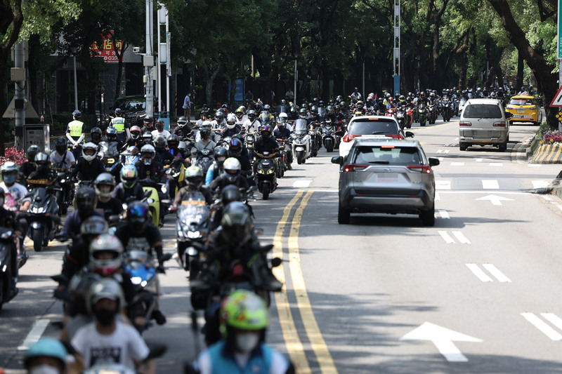 台灣機車路權促進會日前在台北舉行交通解嚴大遊行，訴求省道全面開放機車行駛、高速公路開放重機行駛等。(圖：中央社)