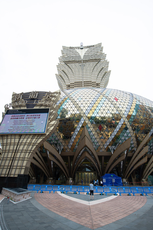 為拚疫情清零，澳門政府9日宣布，7月11日至18日，暫停所有非必要工商業活動的公司和場所的運作，包括賭場等娛樂業。圖為6日，澳門新葡京酒店因賭場爆疫情遭封控。（中通社提供） (圖：中央社)